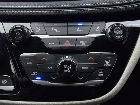 Used 2023 Chrysler Pacifica Touring-L AWD/4WD image 33