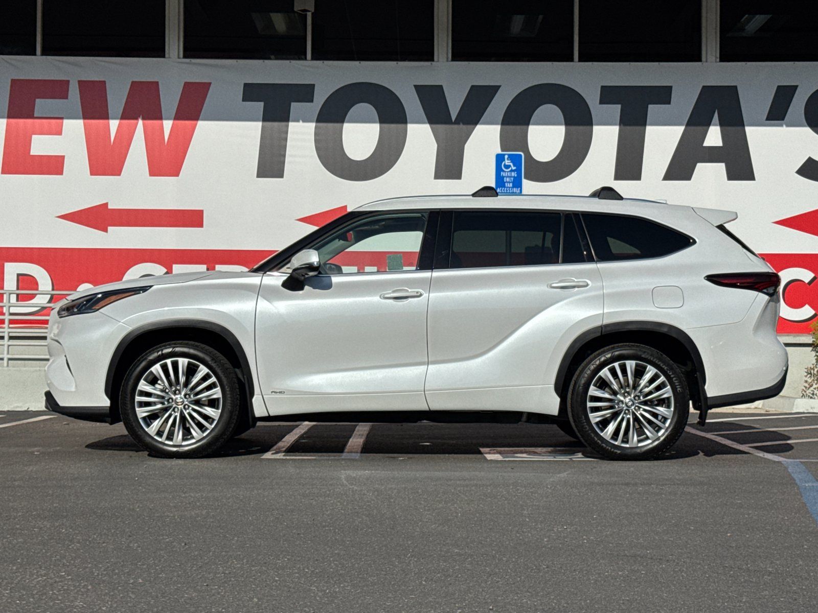 Used 2026 Toyota Highlander Platinum AWD/4WD image 2