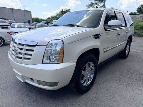 Used 2011 Cadillac Escalade Premium RWD image 1