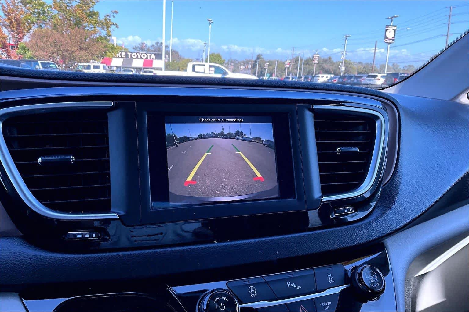 Used 2018 Chrysler Pacifica Touring-L FWD image 26