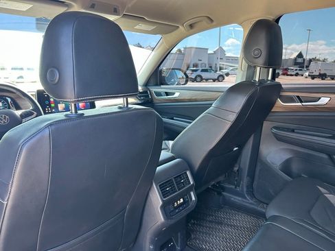 Used 2024 Volkswagen Atlas SE w/ Black Wheel Package image 15