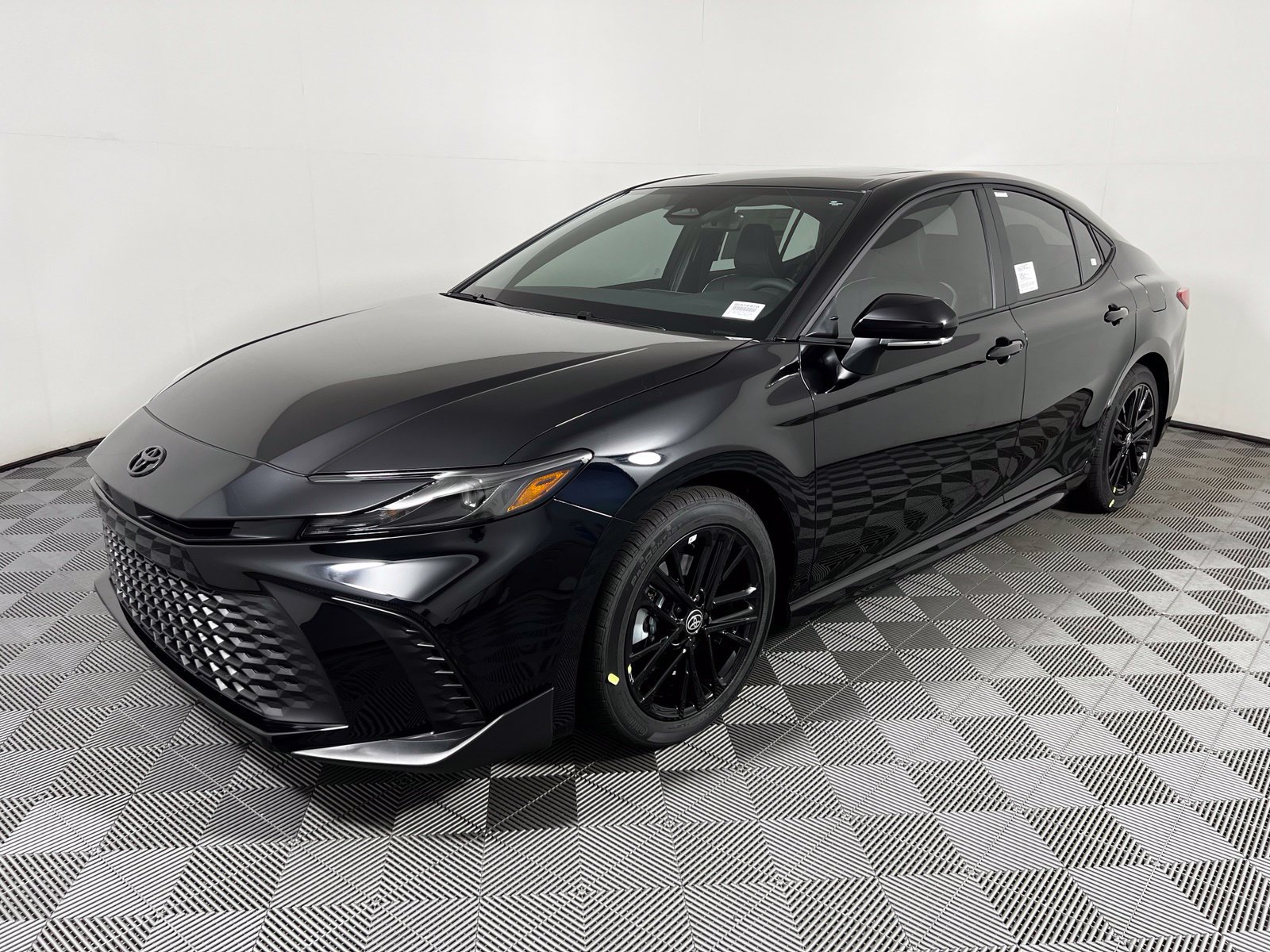 Used 2025 Toyota Camry SE FWD image 2