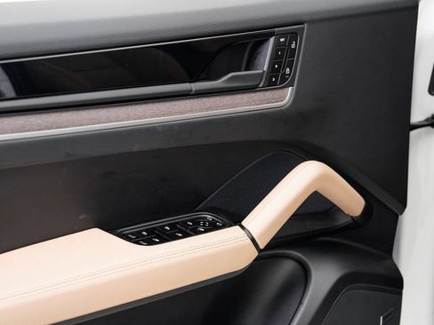 Used 2025 Porsche Cayenne image 8