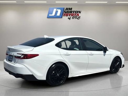 Used 2025 Toyota Camry SE FWD image 5