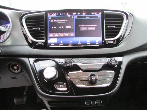 Used 2025 Chrysler Pacifica Select FWD image 7