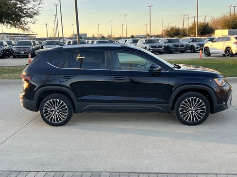 Used 2025 Volkswagen Taos SE w/ Panoramic Sunroof Package image 11