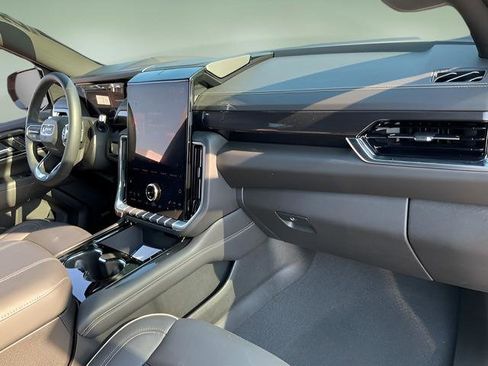 Certified 2025 GMC Yukon XL Elevation image 22