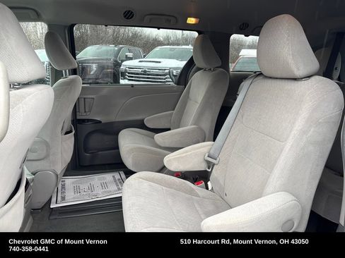Used 2015 Toyota Sienna LE image 22