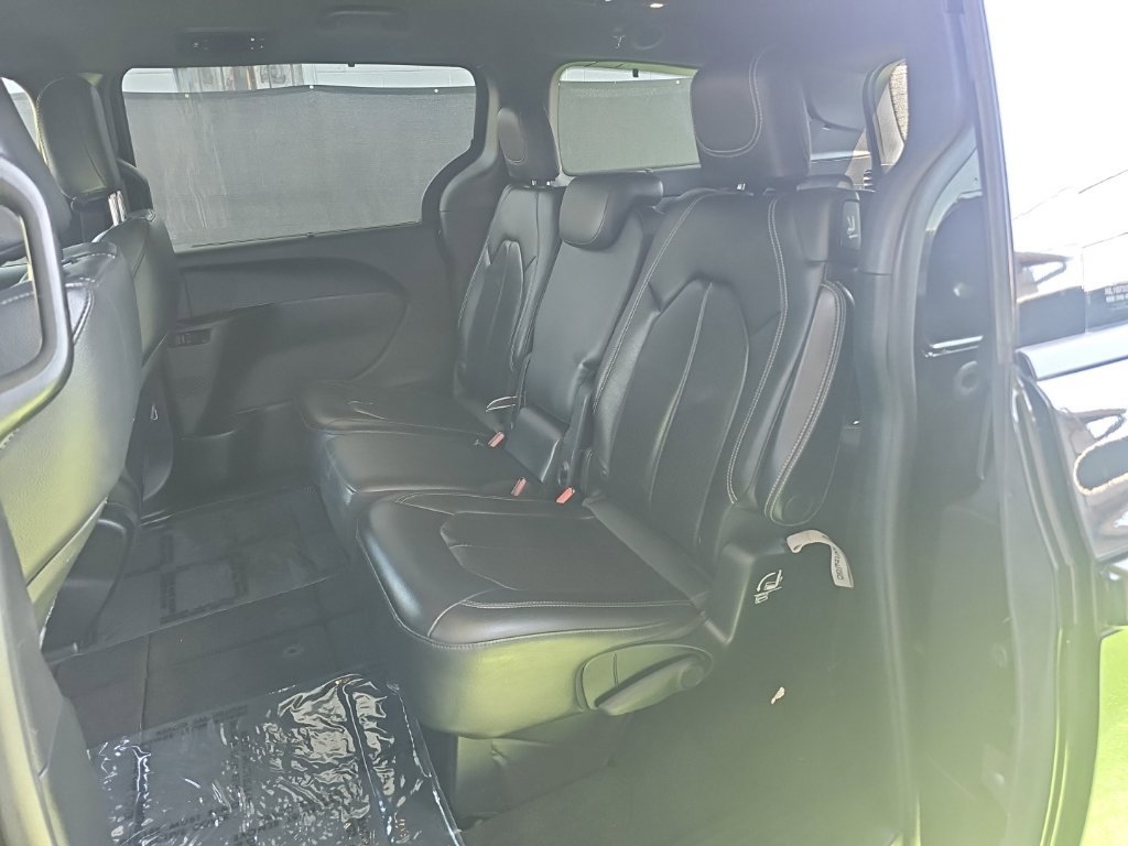 Used 2018 Chrysler Pacifica Touring-L w/ Premium Audio Group FWD image 33