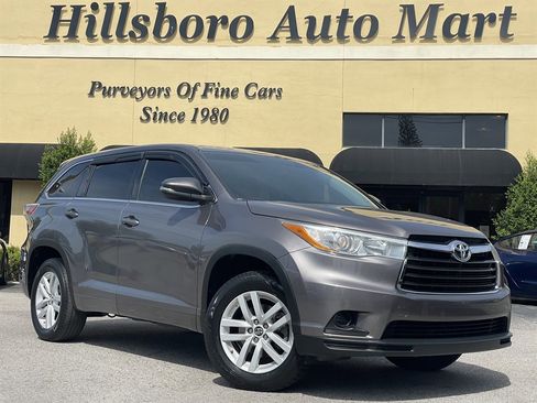 Used 2016 Toyota Highlander LE FWD image 1