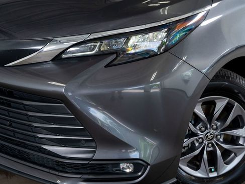 Used 2025 Toyota Sienna XLE image 3