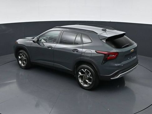 Used 2025 Chevrolet Trax LT FWD image 37