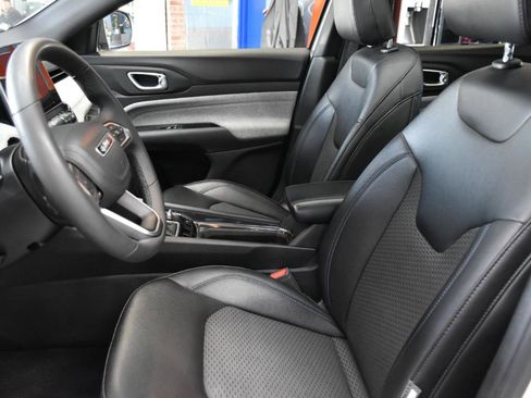 Used 2025 Jeep Compass Latitude w/ Sun & Sound Group AWD/4WD image 14