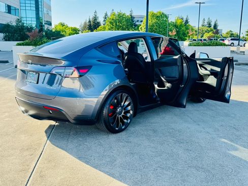Used 2023 Tesla Model Y Performance AWD/4WD image 28