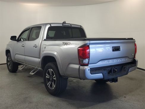 Used 2017 Toyota Tacoma TRD Sport image 5