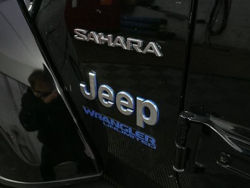 Used 2022 Jeep Wrangler Unlimited Sahara w/ Cold Weather Group image 8