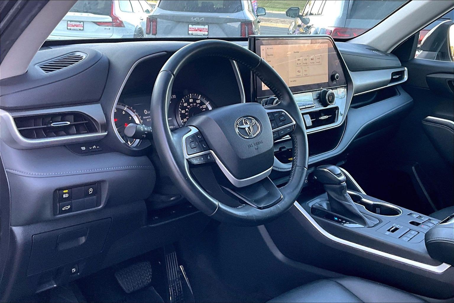 Used 2023 Toyota Highlander XLE AWD/4WD image 12