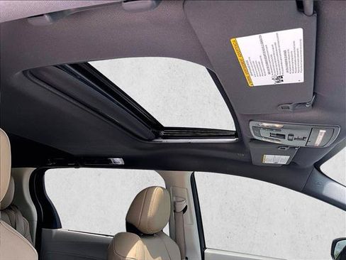 Used 2024 Toyota Sienna XLE FWD image 17