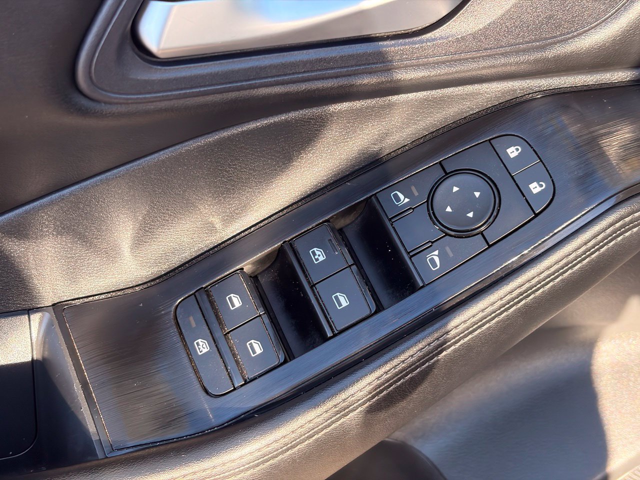 Certified 2025 Nissan Rogue SV FWD image 22