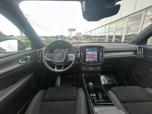 Used 2025 Volvo XC40 B5 Plus AWD/4WD image 19
