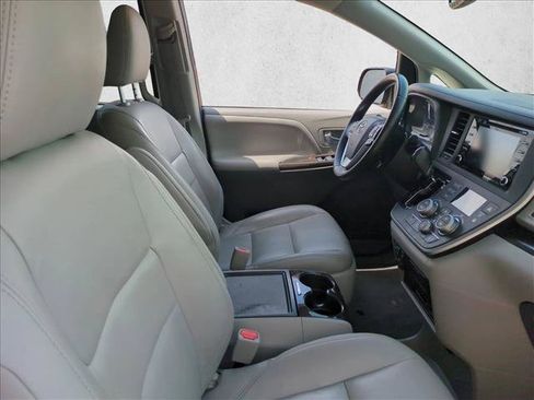 Used 2020 Toyota Sienna XLE w/ Entertainment Package FWD image 23