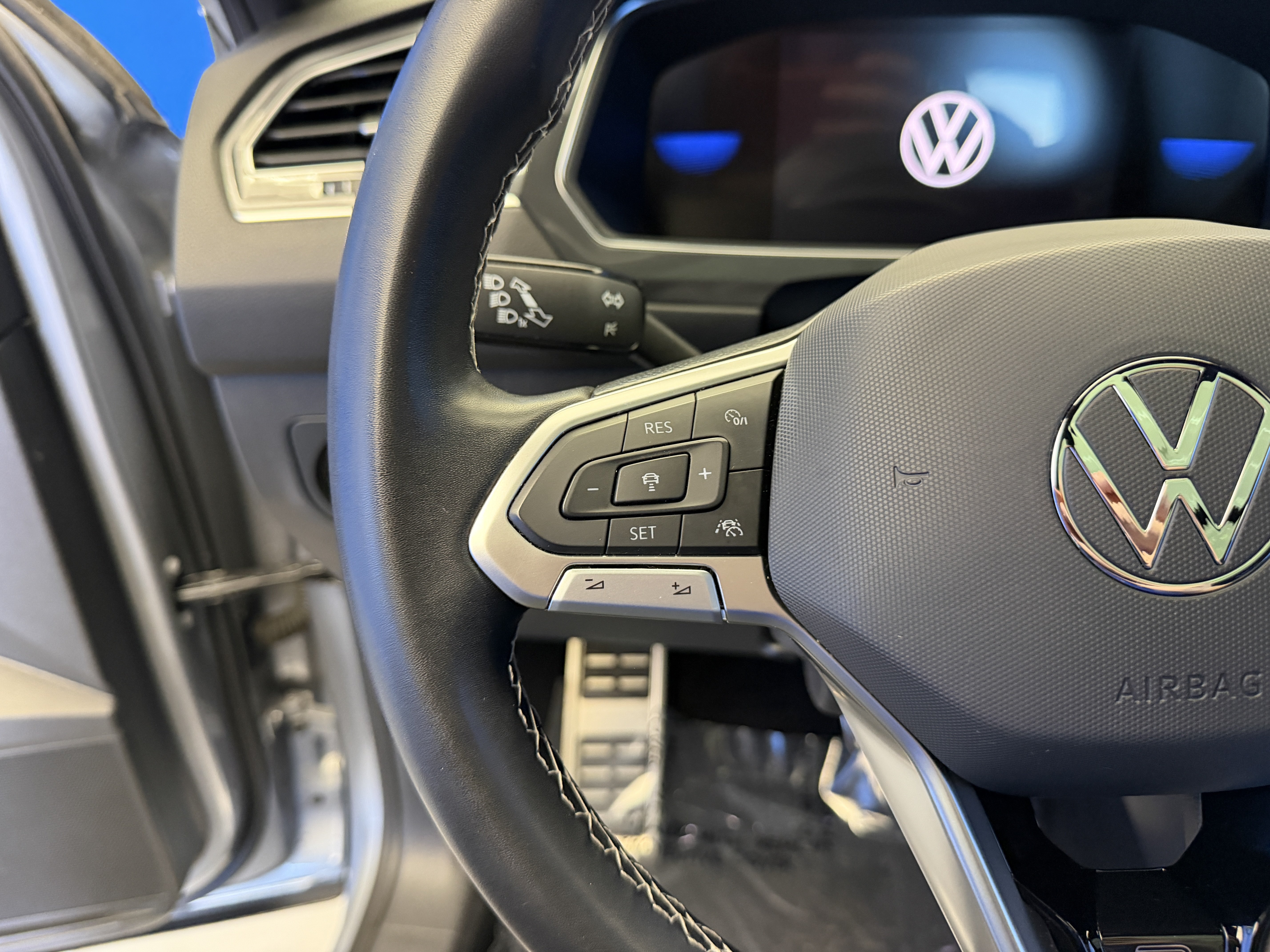Used 2023 Volkswagen Tiguan SE R-Line FWD image 15