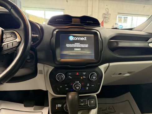 Used 2018 Jeep Renegade Latitude w/ UConnect 8.4 Nav Group AWD/4WD image 16