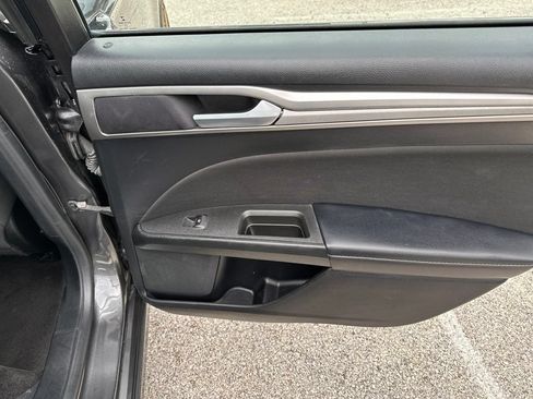 Used 2019 Ford Fusion SE FWD image 18