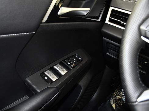 Used 2025 Mitsubishi Outlander SE AWD/4WD image 32