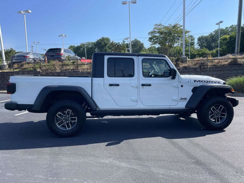 Used 2025 Jeep Gladiator Mojave w/ Convenience Group AWD/4WD image 8