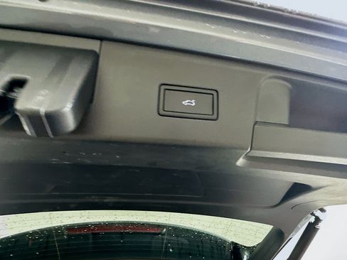 Used 2025 Volkswagen Atlas SE image 32