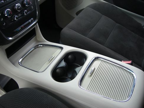 Used 2016 Dodge Grand Caravan SXT image 7