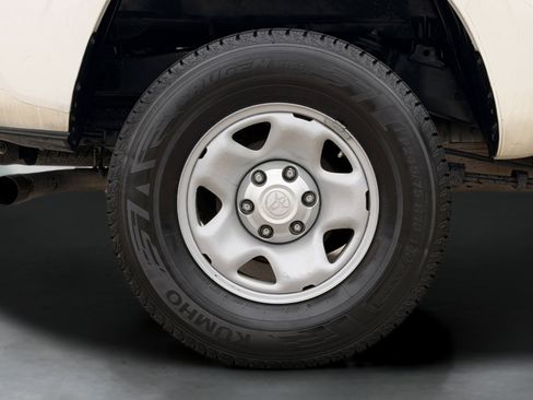 Used 2022 Toyota Tacoma SR5 RWD image 10