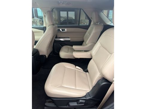 Used 2022 Ford Explorer XLT w/ Equipment Group 202A AWD/4WD image 13
