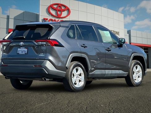 Used 2021 Toyota RAV4 LE AWD/4WD image 3