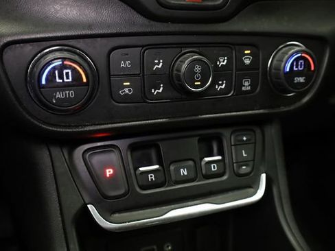 Used 2020 GMC Terrain SLE w/ Driver Convenience Package image 23