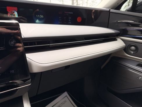 Used 2025 Lincoln Nautilus Reserve image 21