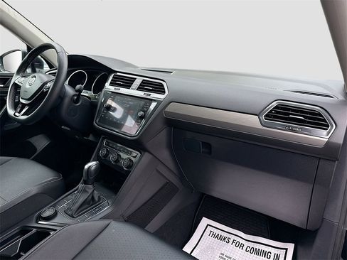 Used 2021 Volkswagen Tiguan SE w/ Panoramic Sunroof Package image 31