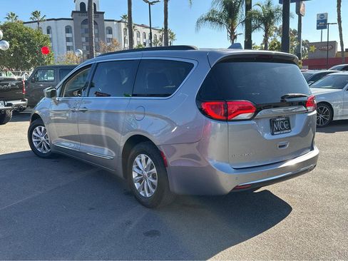 Used 2017 Chrysler Pacifica Touring-L image 3