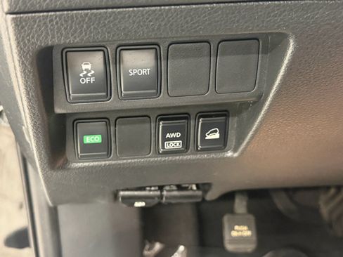 Used 2016 Nissan Rogue SV AWD/4WD image 24