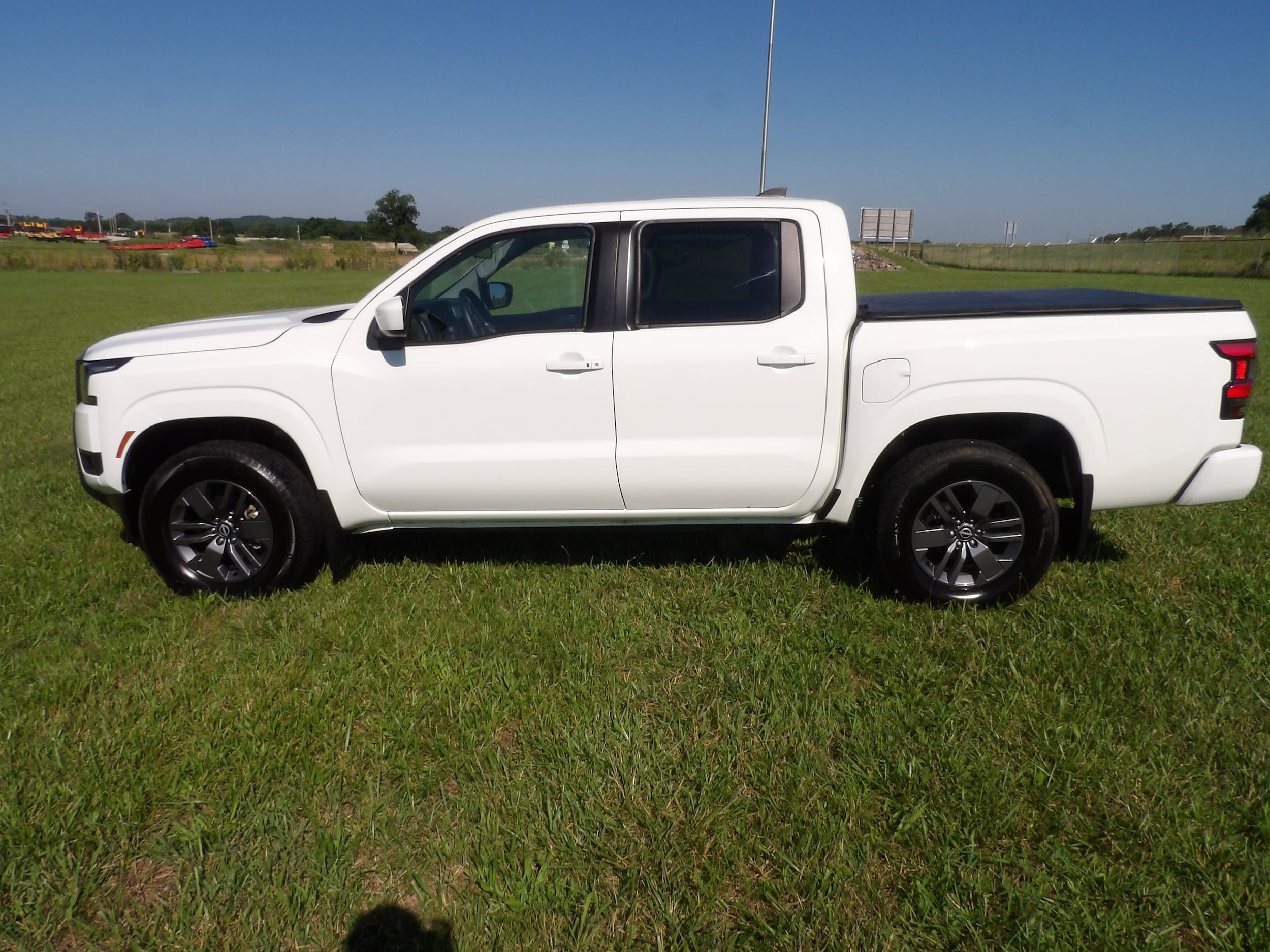 Used 2025 Nissan Frontier SV w/ SV Convenience Package AWD/4WD image 2