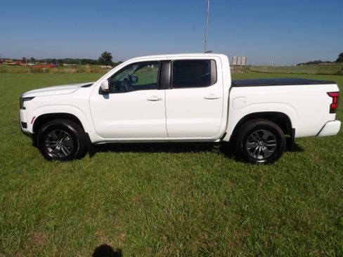 Used 2025 Nissan Frontier SV w/ SV Convenience Package AWD/4WD image 2