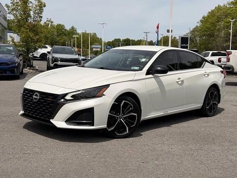 Used 2023 Nissan Altima 2.5 SR AWD/4WD image 2