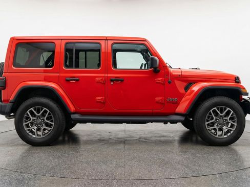 Used 2025 Jeep Wrangler Sahara image 11