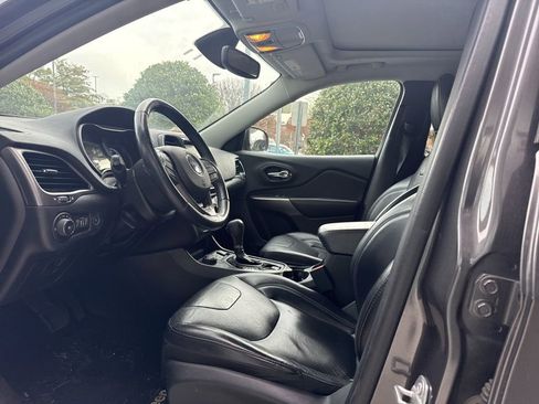 Used 2019 Jeep Cherokee Limited image 13