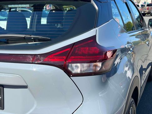 Used 2023 Nissan Kicks SR w/ SR Premium Package FWD image 8