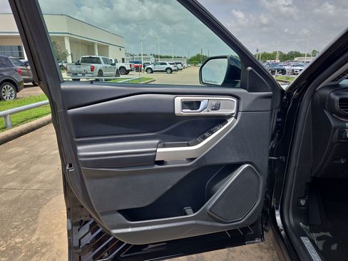 Used 2022 Ford Explorer Limited w/ Equipment Group 301A RWD image 12