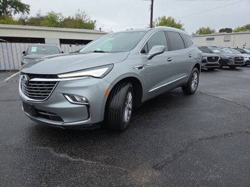 Used 2024 Buick Enclave Premium image 3