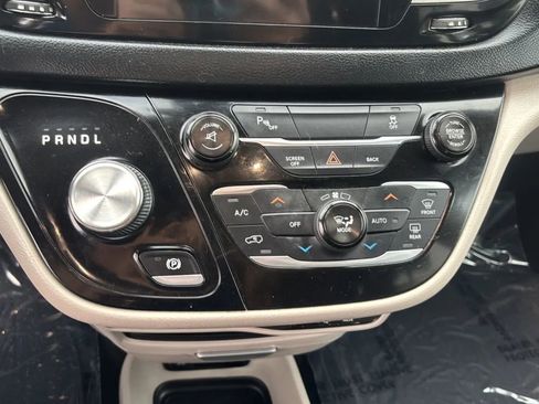 Used 2017 Chrysler Pacifica Touring-L FWD image 17