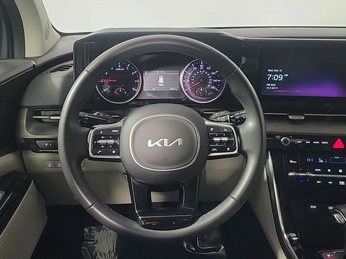 Used 2024 Kia Carnival EX image 23